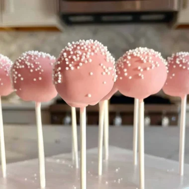 Delicious homemade birthday cake pop imitation inspired by Starbucks.