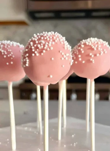 Delicious homemade birthday cake pop imitation inspired by Starbucks.