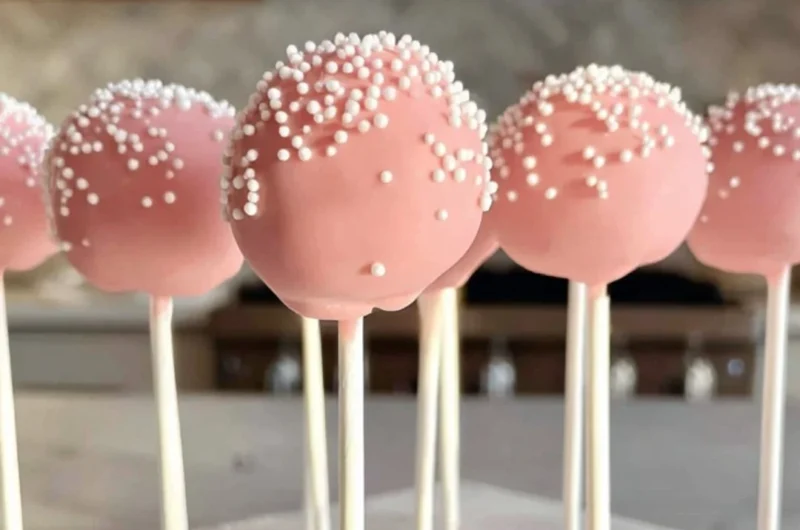 Delicious homemade birthday cake pop imitation inspired by Starbucks.